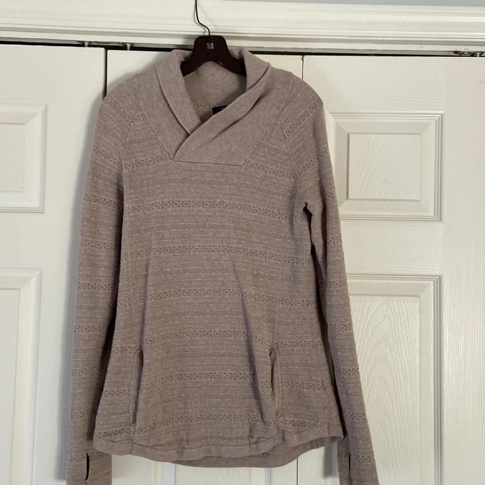 athletic top with thumb holes and pockets